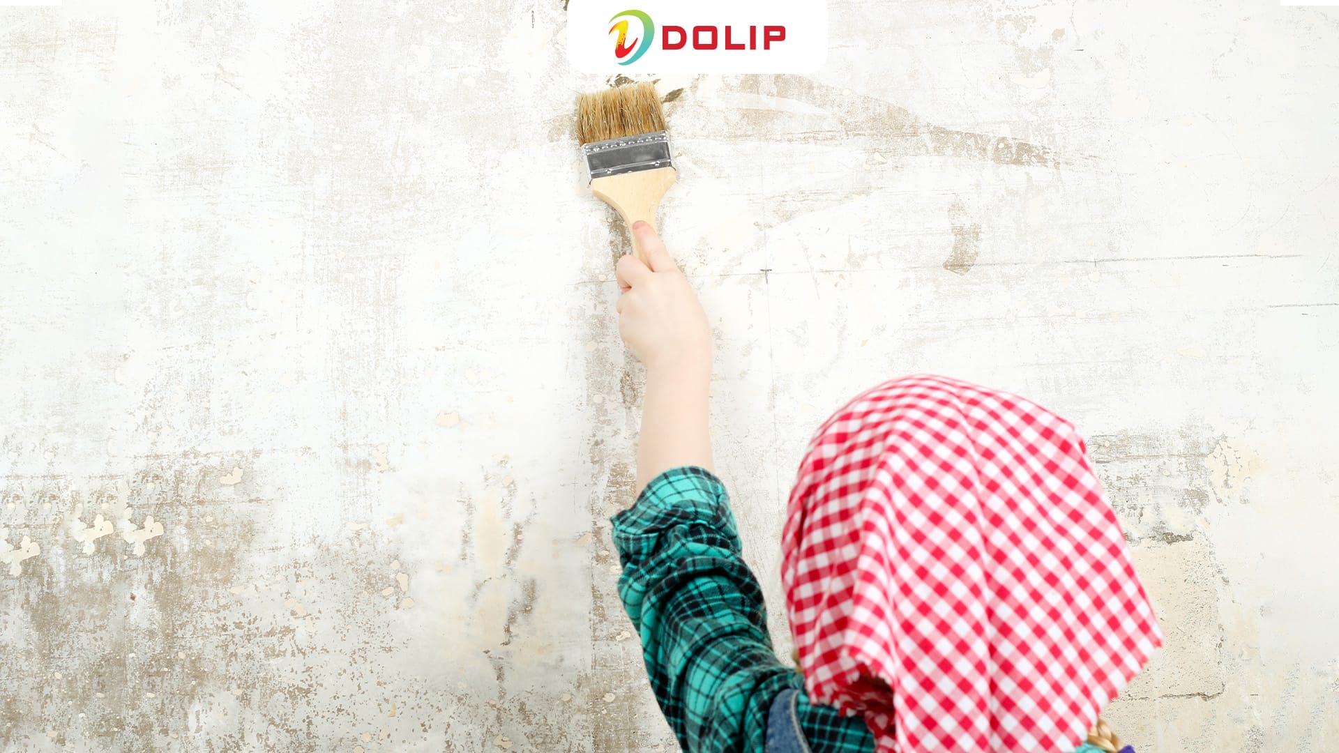 Cần làm gì bề mặt tường cũ trước khi sơn lớp lót?