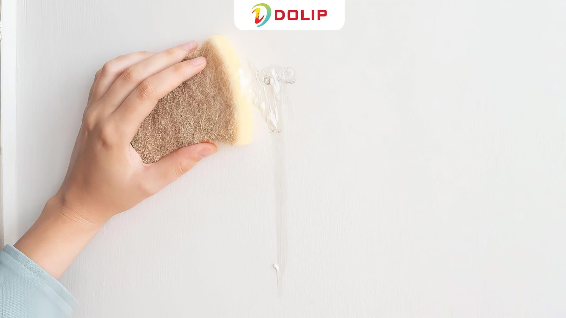 Làm sạch vết cà phê, rượu, nước ngọt cho tường nhà