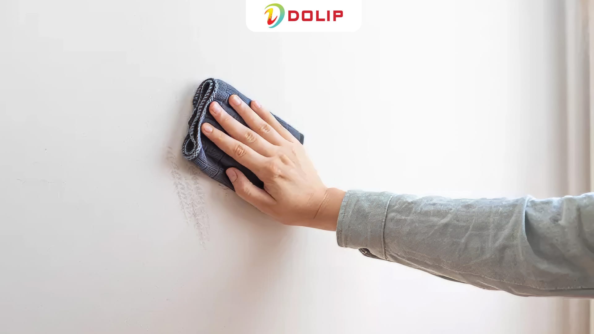 Dùng khăn mềm, sạch và không xù lông để tẩy vết bẩn