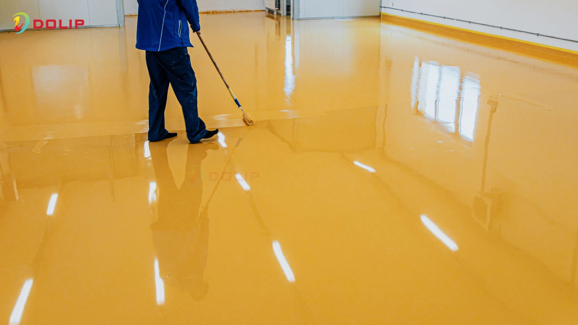 Hình ảnh sàn nhà xưởng được phủ sơn epoxy sáng bóng, chống trơn trượt.