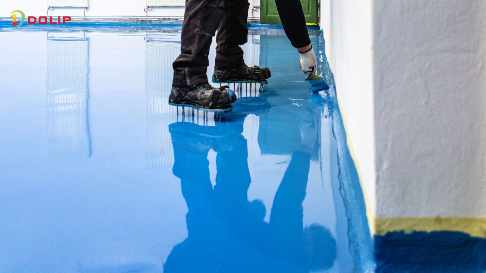 Nhà xưởng công nghiệp với sàn epoxy và hệ cột bê tông được sơn bảo vệ.