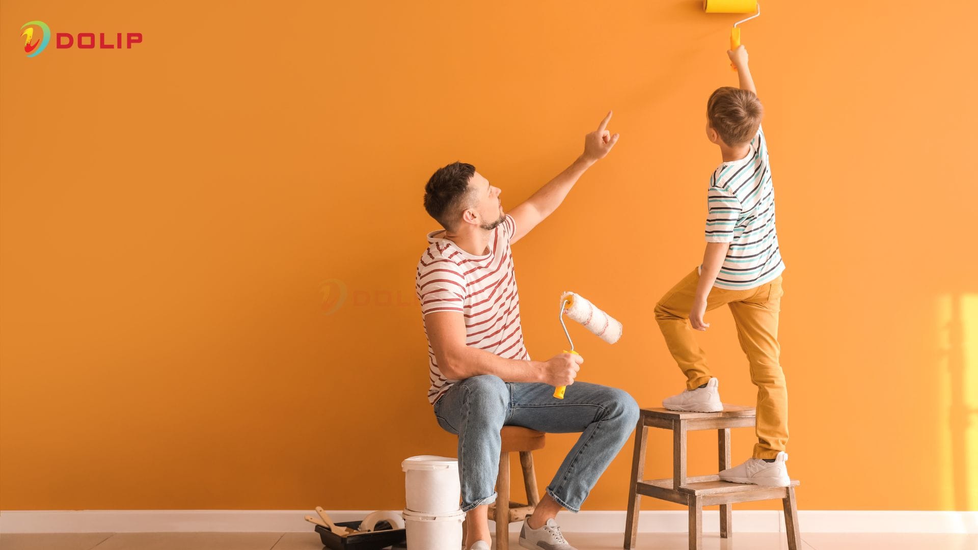 Gợi ý 10+ cách sơn tường 2 màu đẹp mắt, hiện đại, phù hợp mọi không gian 20 Sau khi hoàn thiện các lớp sơn, kiểm tra và vệ sinh lại tường