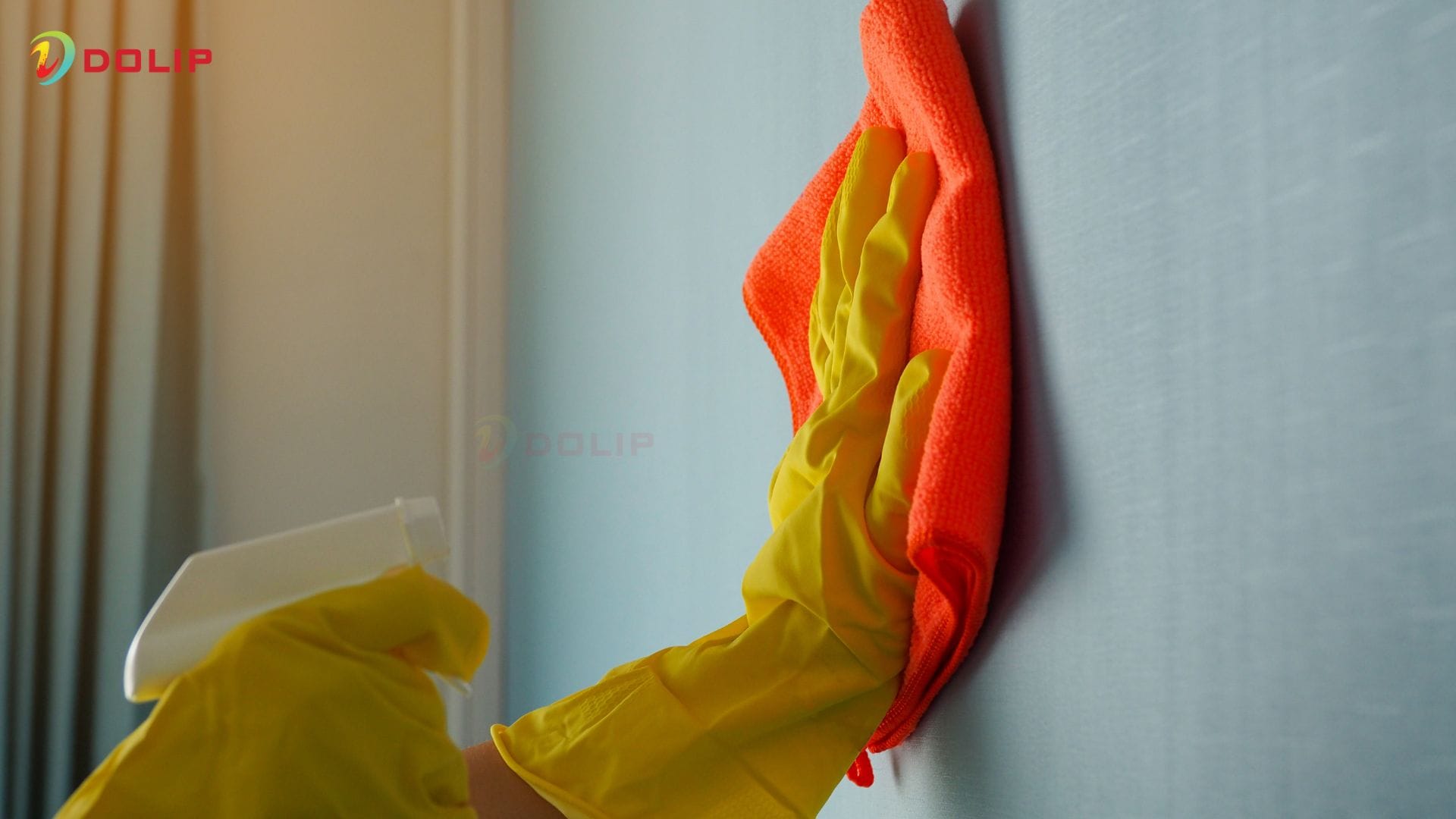 15+ Cách tẩy mốc sơn tường nhà hiệu quả - an toàn - đơn giản có thể thực hiện tại nhà 22 Lau tường bằng khăn ẩm hoặc dùng dung dịch vệ sinh - Cách tẩy mốc sơn tường nhà