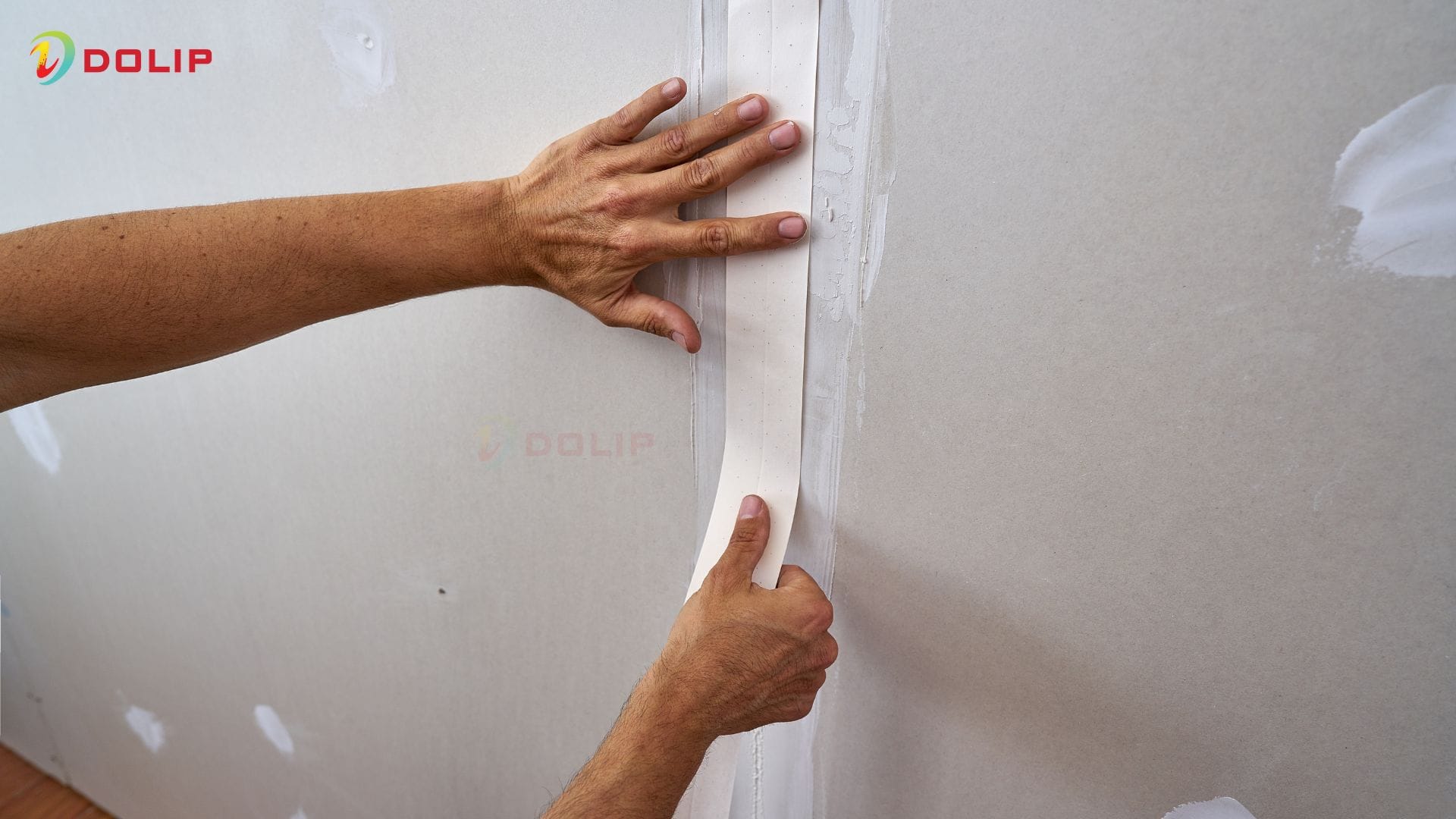 6 Công dụng của bột bả matit - Bí quyết giúp tường đẹp bền gấp 3 lần 11 Bề mặt tường khô ráo, sạch bụi để khi thi công độ bám dính của bột được phát huy tối đa